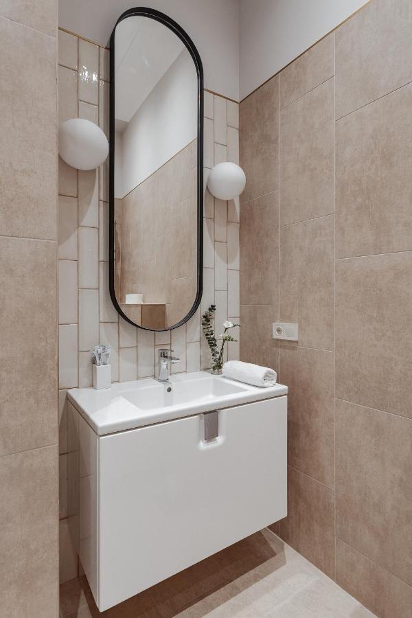 New! Luxury Apartment In The Center Of Odessa Overlooking Deribasovskaya Str. Low Price! Luaran gambar
